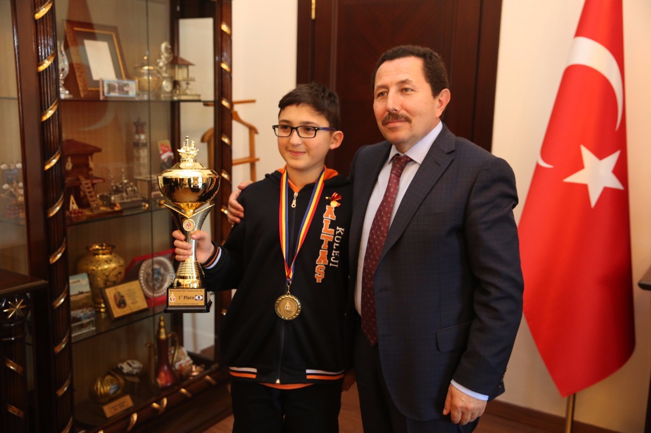 Vali Balkanlıoğlu, Şampiyon Öğrenciyi Ödüllendirdi